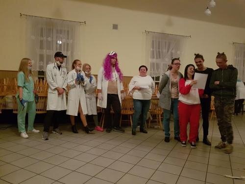 zswolborz.pl_zscku_w_wolborzu_OTRZESINY_przyjaciele_klas_pierwszych_w_poczet_mieszkancow_Internatu2