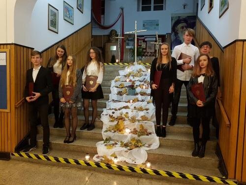 zswolborz.pl_zscku_w_wolborzu_Wieczor_zadumy_Mozna_odejsc_na_zawsze_by_stale byc_blisko4