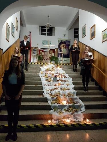 zswolborz.pl_zscku_w_wolborzu_Wieczor_zadumy_Mozna_odejsc_na_zawsze_by_stale byc_blisko5