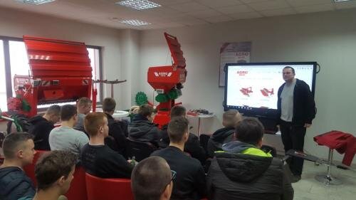 zswolborz.pl_zscku_w_wolborzu_Wycieczka_do_firmy_AGRO-MASZ4